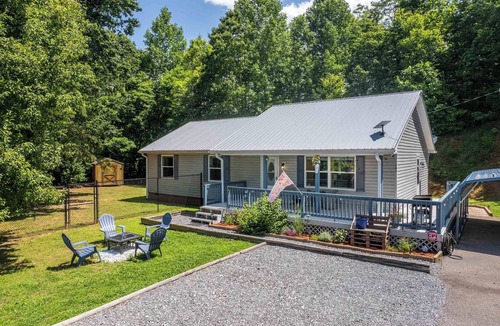 Cherokee Cabin | Pet-Friendly - Fire Pit - Chained Fence Pet Area
