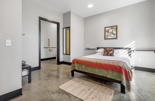 Pacific Hotel | Pet friendly first floor room near Purina Farms