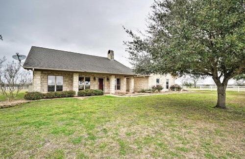 Moulton House | Pet-Friendly Flatonia House w/Patio & Gazebo!