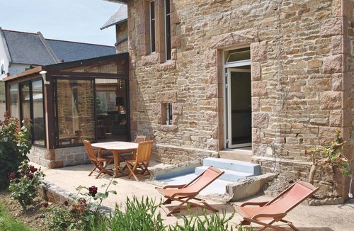 Tredrez-Locquemeau House | Pet friendly home in Tredrez-Locquemeau