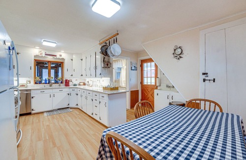 Farmersville Station House | Pet-Friendly Franklinville Farmhouse w/Sunroom!