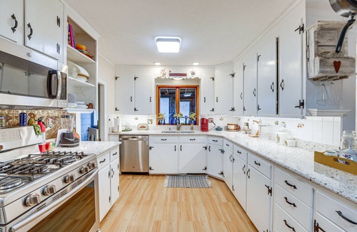 Farmersville Station House | Pet-Friendly Franklinville Farmhouse w/Sunroom!