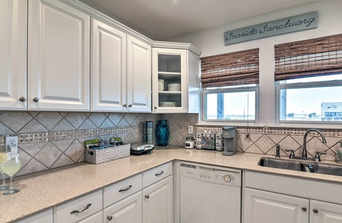 Indian Beach House | Pet-Friendly Galveston Home - Walk to Beach!