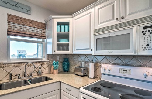 Indian Beach House | Pet-Friendly Galveston Home - Walk to Beach!