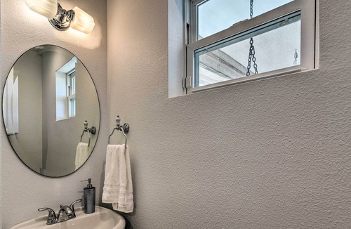 Indian Beach House | Pet-Friendly Galveston Home - Walk to Beach!