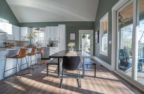 Eatonton Cabin | Pet Friendly|Game Room|Kayaks|Dock|SUP|Fire Pit