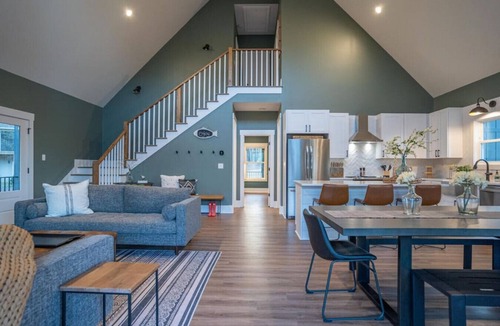 Eatonton Cabin | Pet Friendly|Game Room|Kayaks|Dock|SUP|Fire Pit