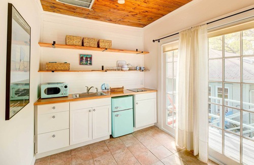 Woodland Heights Apartment | Pet-Friendly Garden Studio in Woodland Heights!