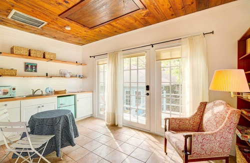 Woodland Heights Apartment | Pet-Friendly Garden Studio in Woodland Heights!