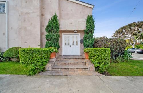 Corona del Mar House | Pet Friendly Gem Near the Beach and Shopping