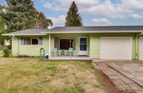 Forest Grove House | Pet-Friendly Gem with Ping-Pong Table in Oregon!