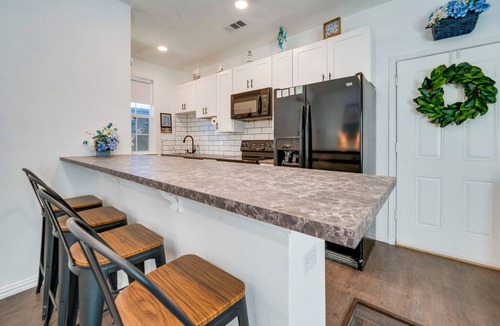 Lake Dallas Cottage | Pet-Friendly Getaway w/Projector in Lake Dallas!