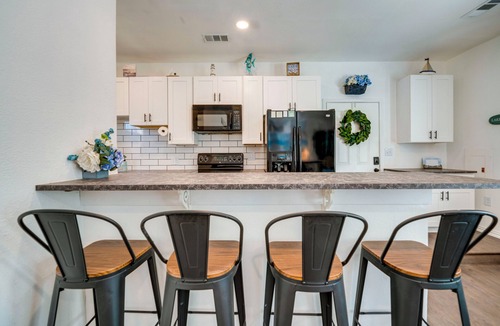 Lake Dallas Cottage | Pet-Friendly Getaway w/Projector in Lake Dallas!