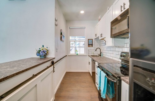 Lake Dallas Cottage | Pet-Friendly Getaway w/Projector in Lake Dallas!