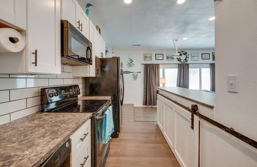 Lake Dallas Cottage | Pet-Friendly Getaway w/Projector in Lake Dallas!