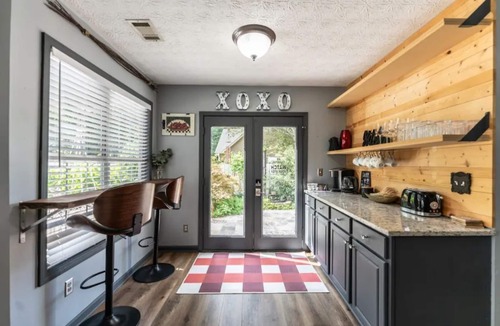 Hoschton House | Pet-Friendly Getaway with Patio & Winery Access