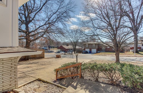 Merriam House | Pet-Friendly Getaway - Walk to Quail Creek Park