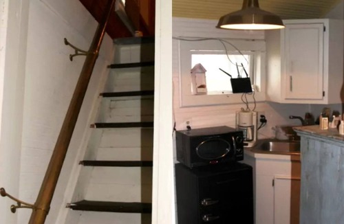 Paige House | Pet-Friendly Getaway with a Hot Tub near Austin Texas