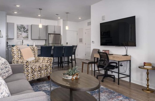 Pelham Apartment | Pet-Friendly Getaway with Pool & Gym