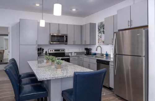 Pelham Apartment | Pet-Friendly Getaway with Pool & Gym