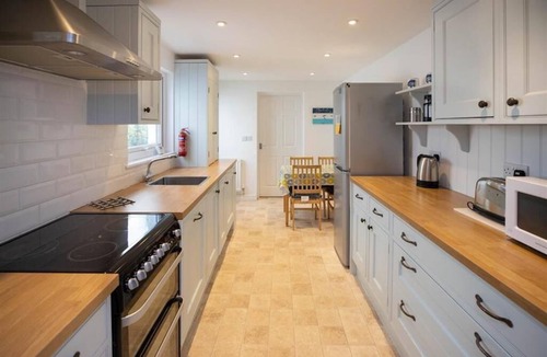 Tenby Cottage | Pet friendly, great location and free parking!