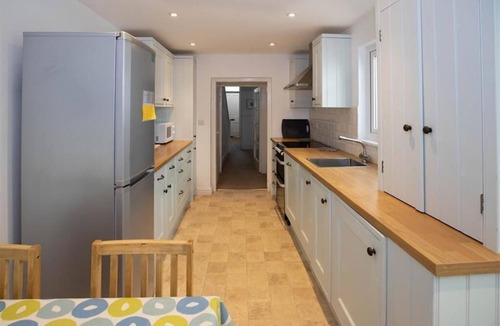 Tenby Cottage | Pet friendly, great location and free parking!