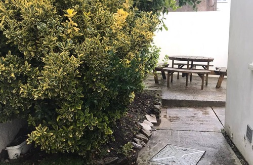 Tenby Cottage | Pet friendly, great location and free parking!