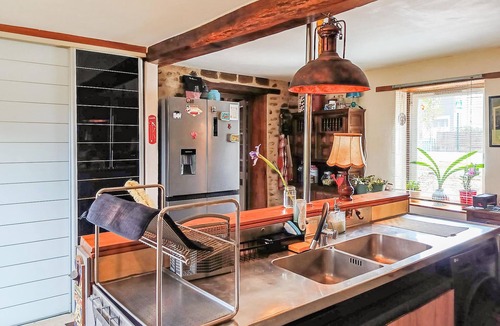 Charritte-de-Bas House | Pet friendly home in Charritte-de-Bas with WiFi