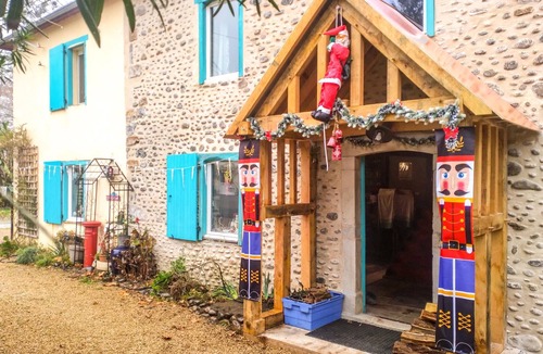 Charritte-de-Bas House | Pet friendly home in Charritte-de-Bas with WiFi