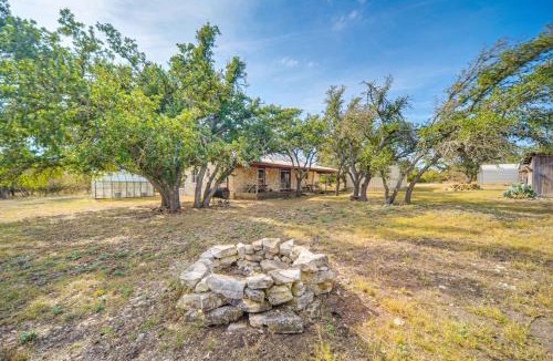 Harper House | Pet-Friendly Hill Country Retreat w/Deck!