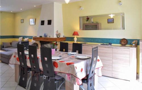 Marcey-les-Greves House | Pet Friendly Home In Marcey-Les-Grèves