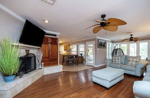 Flour Bluff House | Pet Friendly Home on the Water with Private Pool 10 Minutes From the Beach