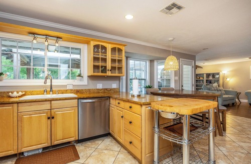 Flour Bluff House | Pet Friendly Home on the Water with Private Pool 10 Minutes From the Beach