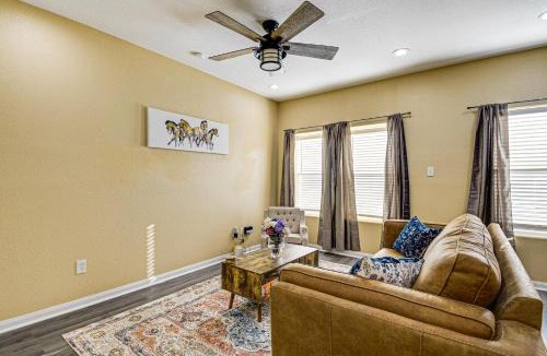 Montgomery House | Pet-Friendly Home 2 Miles to Lake Conroe!