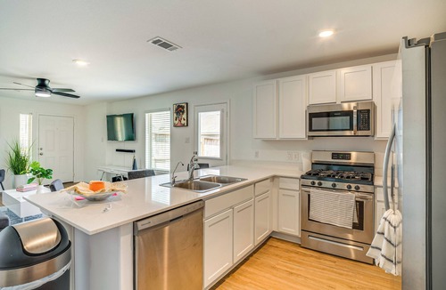 New Caney House | Pet-Friendly Home ~ 4 Mi to Big Rivers Water Park!