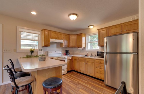 Montrose House | Pet-Friendly Home ~ 9 Mi to Effingham nr I-Exit!