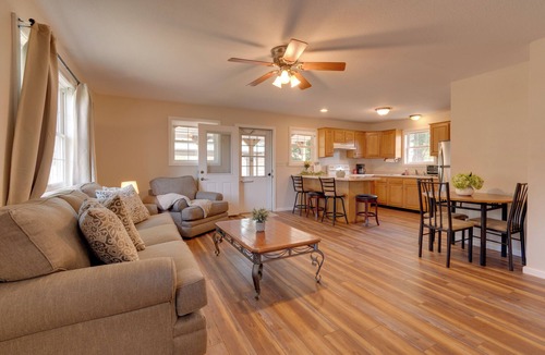 Montrose House | Pet-Friendly Home ~ 9 Mi to Effingham nr I-Exit!