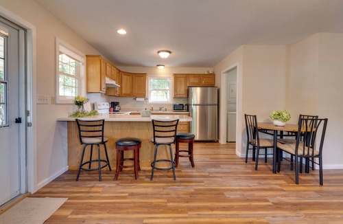 Montrose House | Pet-Friendly Home ~ 9 Mi to Effingham nr I-Exit!