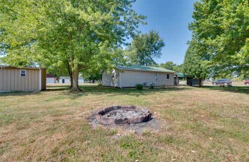 Montrose House | Pet-Friendly Home ~ 9 Mi to Effingham nr I-Exit!
