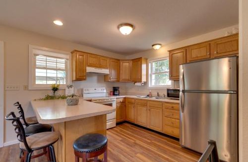Montrose House | Pet-Friendly Home ~ 9 Mi to Effingham nr I-Exit!
