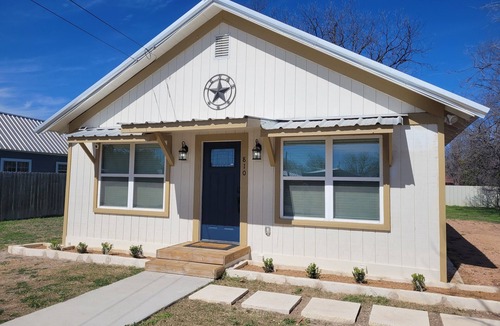 Junction House | Pet-Friendly Home for 7 with Fire Pit