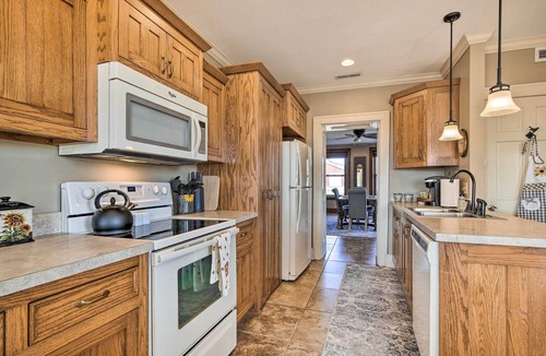Manhattan House | Pet-Friendly Home: Grill & Fire Pit in Manhattan