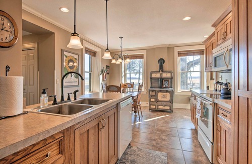 Manhattan House | Pet-Friendly Home: Grill & Fire Pit in Manhattan