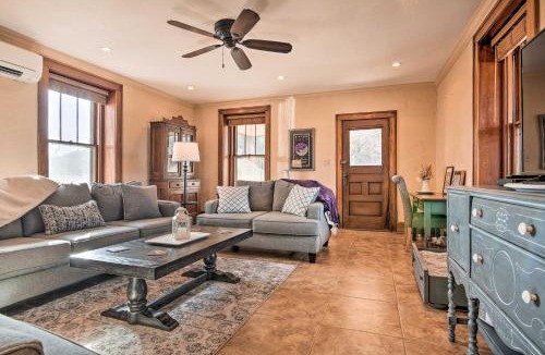 Manhattan House | Pet-Friendly Home: Grill & Fire Pit in Manhattan