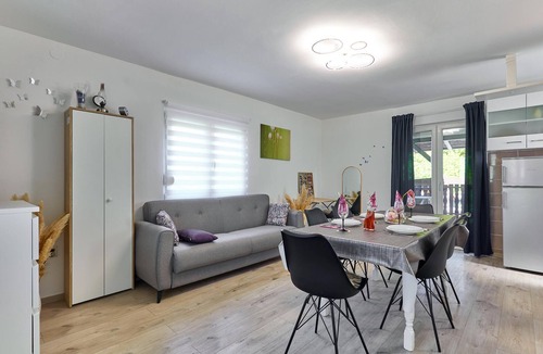 Kraljevec Sesvetski House | Pet friendly home in Donja Lomnica with WiFi