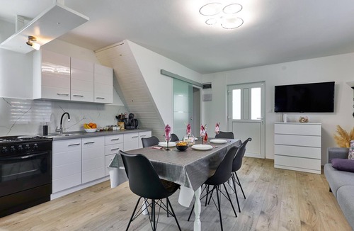 Kraljevec Sesvetski House | Pet friendly home in Donja Lomnica with WiFi