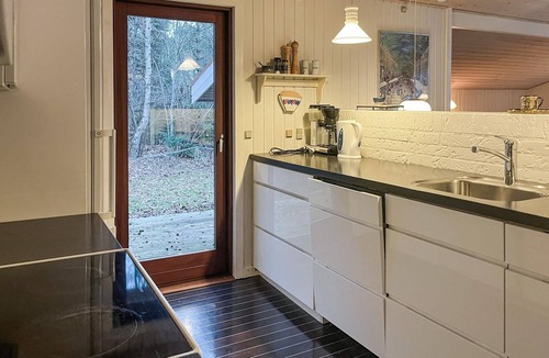 Bratten Strand House | Pet friendly home in 24rup with WiFi