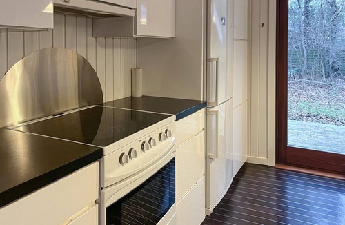 Bratten Strand House | Pet friendly home in 24rup with WiFi