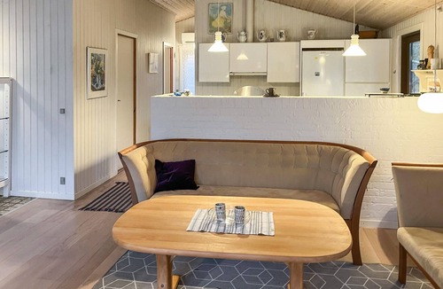 Bratten Strand House | Pet friendly home in 24rup with WiFi