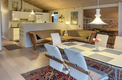 Bratten Strand House | Pet friendly home in 24rup with WiFi